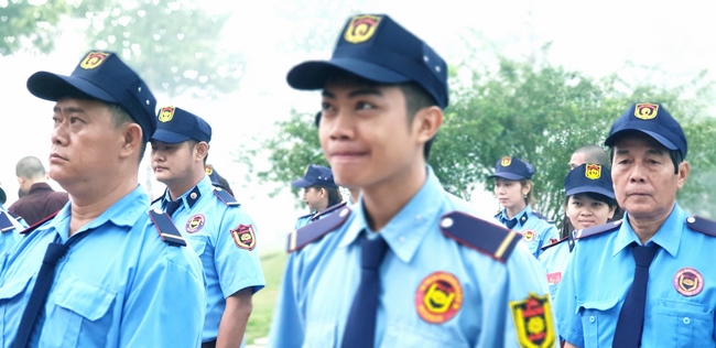 The security guard of the Hoang Phap Pagoda wishing Tet Senior Venerable Thich Chan Tinh on the lunar seventh Day
