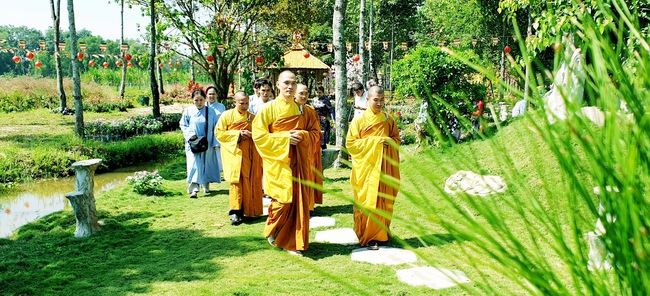 On morning the first day of the Pig's Lunar Tet, the monks and Buddhists of Huong Phap pagoda in a formal dress, solemnly gathered in front of pure room of the Senior Ven. Abbot of Hoang Phap Pagoda to pay homage to him