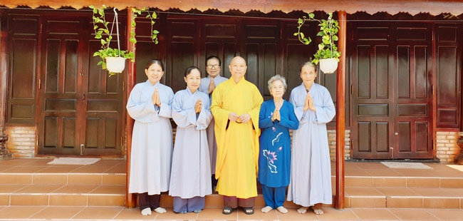 On morning the first day of the Pig's Lunar Tet, the monks and Buddhists of Huong Phap pagoda in a formal dress, solemnly gathered in front of pure room of the Senior Ven. Abbot of Hoang Phap Pagoda to pay homage to him