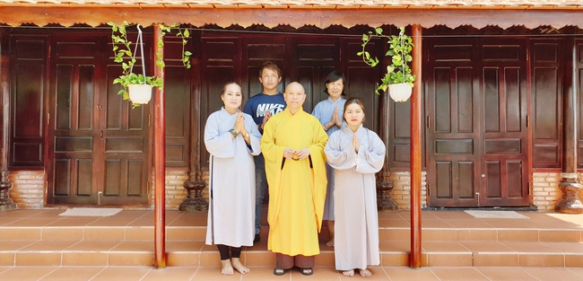 On morning the first day of the Pig's Lunar Tet, the monks and Buddhists of Huong Phap pagoda in a formal dress, solemnly gathered in front of pure room of the Senior Ven. Abbot of Hoang Phap Pagoda to pay homage to him