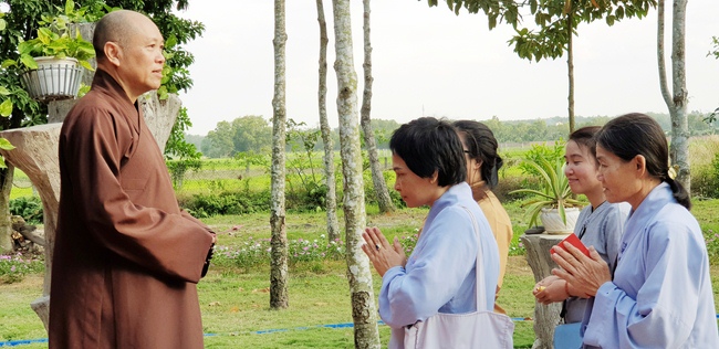 On morning the first day of the Pig's Lunar Tet, the monks and Buddhists of Huong Phap pagoda in a formal dress, solemnly gathered in front of pure room of the Senior Ven. Abbot of Hoang Phap Pagoda to pay homage to him