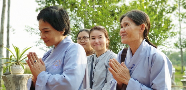 On morning the first day of the Pig's Lunar Tet, the monks and Buddhists of Huong Phap pagoda in a formal dress, solemnly gathered in front of pure room of the Senior Ven. Abbot of Hoang Phap Pagoda to pay homage to him