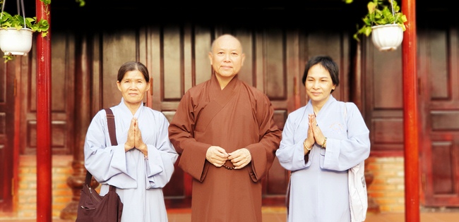 On morning the first day of the Pig's Lunar Tet, the monks and Buddhists of Huong Phap pagoda in a formal dress, solemnly gathered in front of pure room of the Senior Ven. Abbot of Hoang Phap Pagoda to pay homage to him