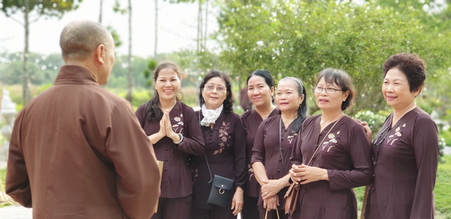 On morning the first day of the Pig's Lunar Tet, the monks and Buddhists of Huong Phap pagoda in a formal dress, solemnly gathered in front of pure room of the Senior Ven. Abbot of Hoang Phap Pagoda to pay homage to him