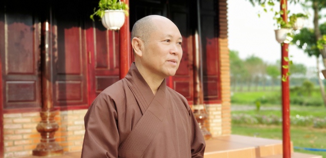 On morning the first day of the Pig's Lunar Tet, the monks and Buddhists of Huong Phap pagoda in a formal dress, solemnly gathered in front of pure room of the Senior Ven. Abbot of Hoang Phap Pagoda to pay homage to him