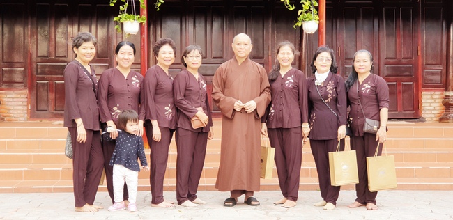 On morning the first day of the Pig's Lunar Tet, the monks and Buddhists of Huong Phap pagoda in a formal dress, solemnly gathered in front of pure room of the Senior Ven. Abbot of Hoang Phap Pagoda to pay homage to him