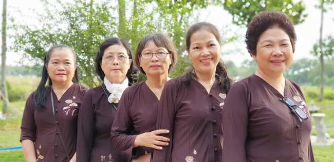 On morning the first day of the Pig's Lunar Tet, the monks and Buddhists of Huong Phap pagoda in a formal dress, solemnly gathered in front of pure room of the Senior Ven. Abbot of Hoang Phap Pagoda to pay homage to him