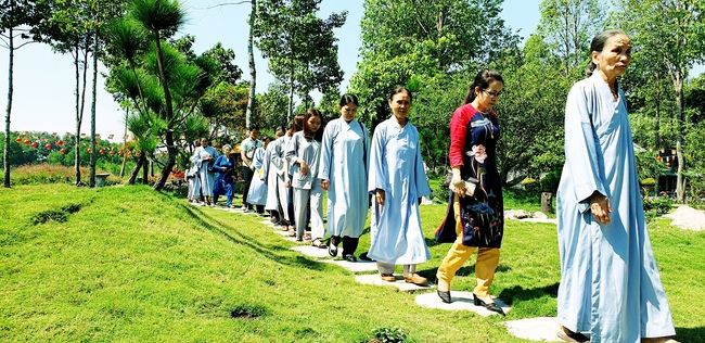 On morning the first day of the Pig's Lunar Tet, the monks and Buddhists of Huong Phap pagoda in a formal dress, solemnly gathered in front of pure room of the Senior Ven. Abbot of Hoang Phap Pagoda to pay homage to him