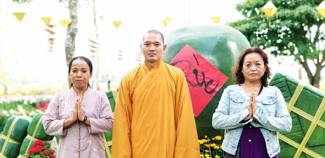 On morning the first day of the Pig's Lunar Tet, the monks and Buddhists of Huong Phap pagoda in a formal dress, solemnly gathered in front of pure room of the Senior Ven. Abbot of Hoang Phap Pagoda to pay homage to him