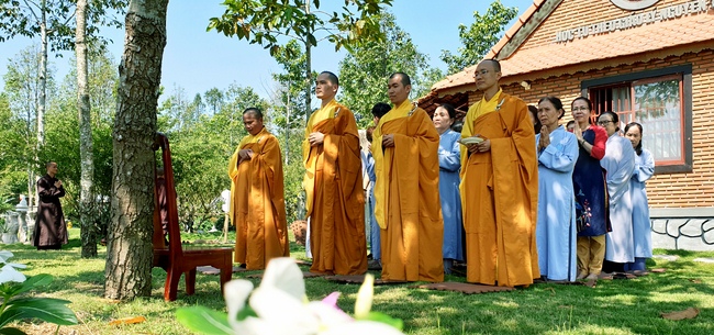 On morning the first day of the Pig's Lunar Tet, the monks and Buddhists of Huong Phap pagoda in a formal dress, solemnly gathered in front of pure room of the Senior Ven. Abbot of Hoang Phap Pagoda to pay homage to him