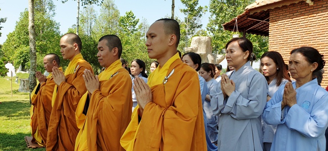 On morning the first day of the Pig's Lunar Tet, the monks and Buddhists of Huong Phap pagoda in a formal dress, solemnly gathered in front of pure room of the Senior Ven. Abbot of Hoang Phap Pagoda to pay homage to him