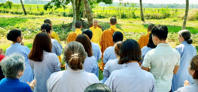 On morning the first day of the Pig's Lunar Tet, the monks and Buddhists of Huong Phap pagoda in a formal dress, solemnly gathered in front of pure room of the Senior Ven. Abbot of Hoang Phap Pagoda to pay homage to him