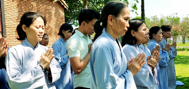 On morning the first day of the Pig's Lunar Tet, the monks and Buddhists of Huong Phap pagoda in a formal dress, solemnly gathered in front of pure room of the Senior Ven. Abbot of Hoang Phap Pagoda to pay homage to him