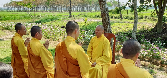 On morning the first day of the Pig's Lunar Tet, the monks and Buddhists of Huong Phap pagoda in a formal dress, solemnly gathered in front of pure room of the Senior Ven. Abbot of Hoang Phap Pagoda to pay homage to him