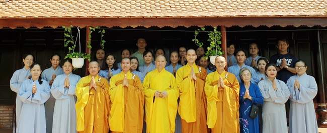 On morning the first day of the Pig's Lunar Tet, the monks and Buddhists of Huong Phap pagoda in a formal dress, solemnly gathered in front of pure room of the Senior Ven. Abbot of Hoang Phap Pagoda to pay homage to him