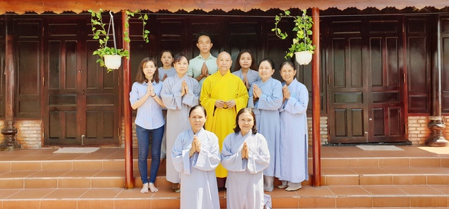 On morning the first day of the Pig's Lunar Tet, the monks and Buddhists of Huong Phap pagoda in a formal dress, solemnly gathered in front of pure room of the Senior Ven. Abbot of Hoang Phap Pagoda to pay homage to him