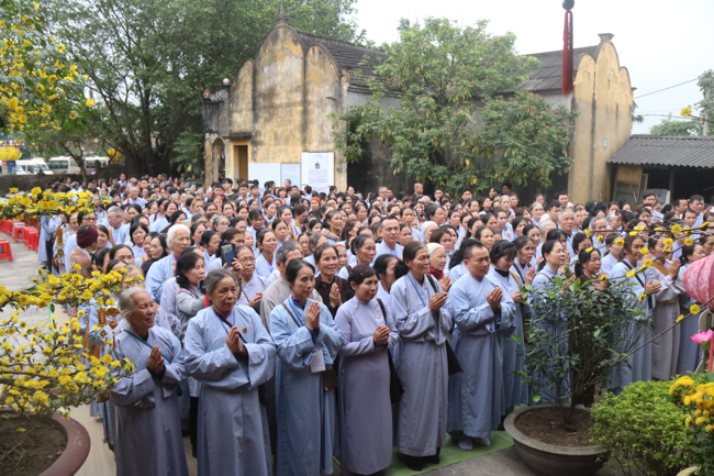 Nearly 600 Buddhists of Hoa Phuc pagoda travelling on the spring in the early year