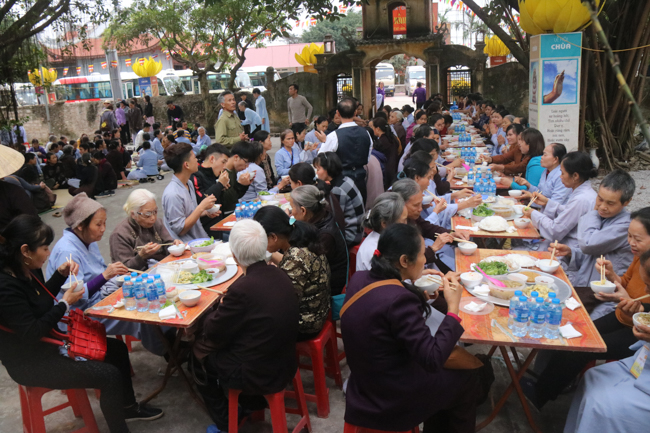 Nearly 600 Buddhists of Hoa Phuc pagoda travelling on the spring in the early year