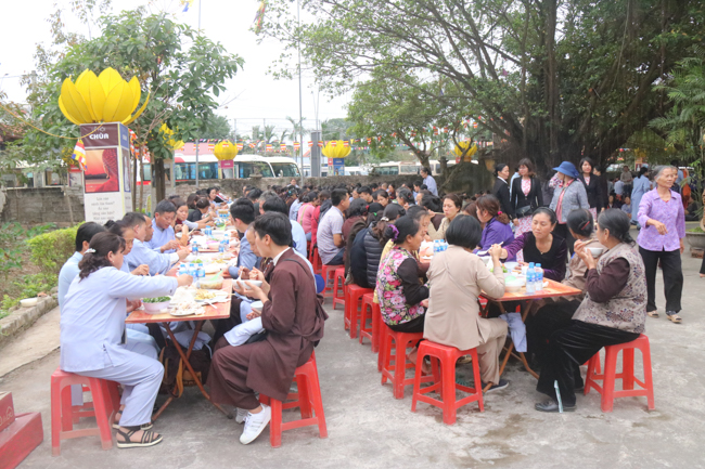 Nearly 600 Buddhists of Hoa Phuc pagoda travelling on the spring in the early year