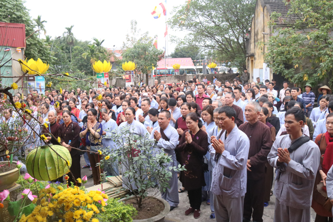 Nearly 600 Buddhists of Hoa Phuc pagoda travelling on the spring in the early year