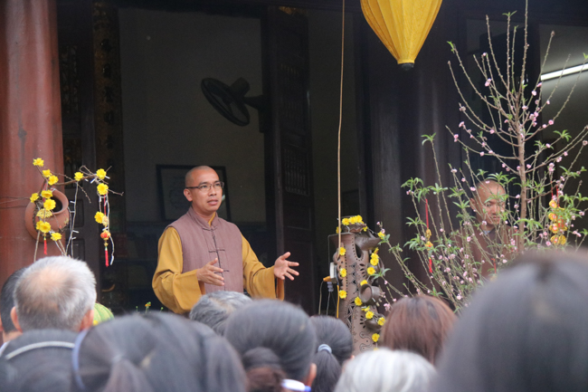 Nearly 600 Buddhists of Hoa Phuc pagoda travelling on the spring in the early year