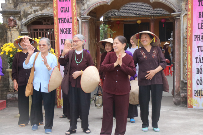 Nearly 600 Buddhists of Hoa Phuc pagoda travelling on the spring in the early year