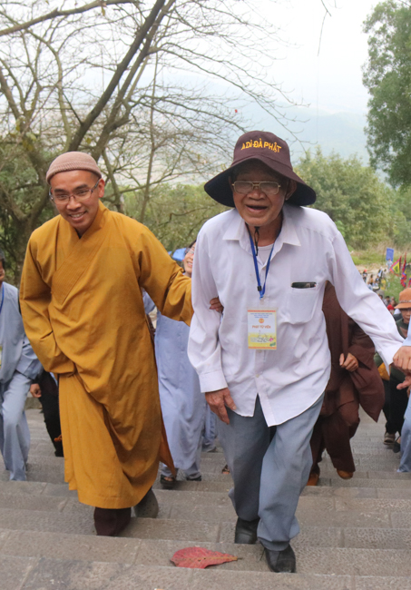 Nearly 600 Buddhists of Hoa Phuc pagoda travelling on the spring in the early year
