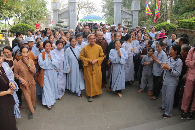 Nearly 600 Buddhists of Hoa Phuc pagoda travelling on the spring in the early year