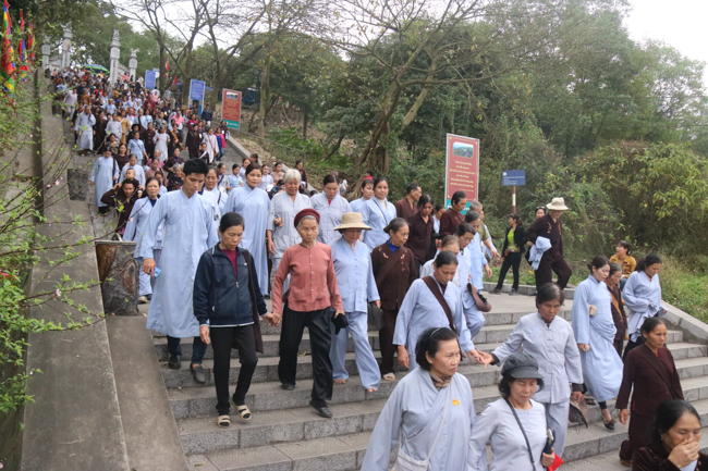Nearly 600 Buddhists of Hoa Phuc pagoda travelling on the spring in the early year