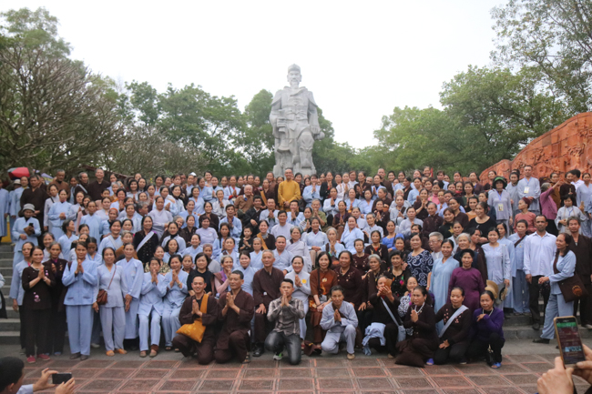 Nearly 600 Buddhists of Hoa Phuc pagoda travelling on the spring in the early year