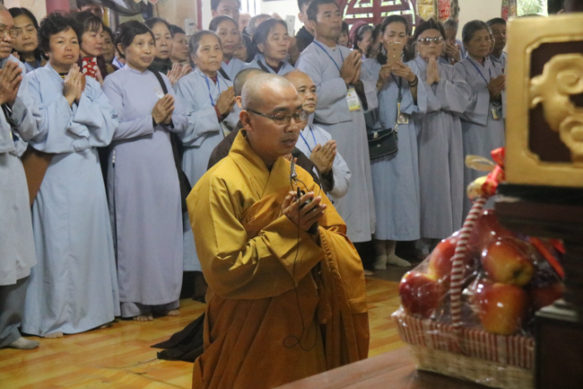 Nearly 600 Buddhists of Hoa Phuc pagoda travelling on the spring in the early year