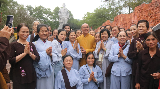 Nearly 600 Buddhists of Hoa Phuc pagoda travelling on the spring in the early year