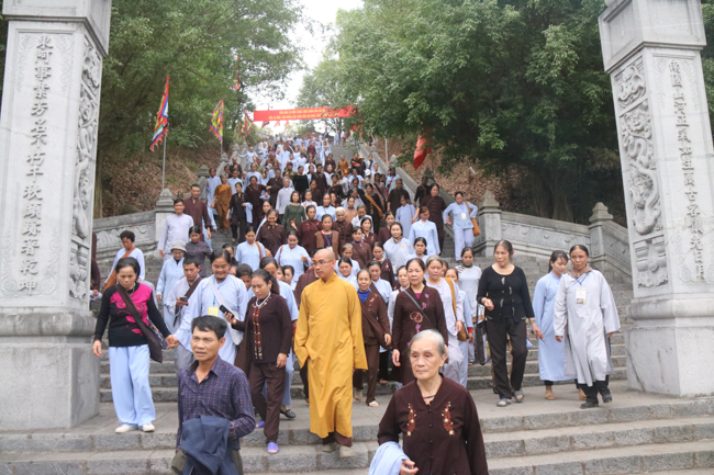 Nearly 600 Buddhists of Hoa Phuc pagoda travelling on the spring in the early year