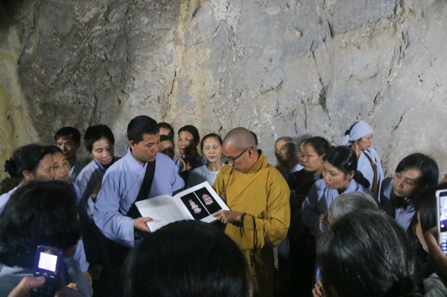 Nearly 600 Buddhists of Hoa Phuc pagoda travelling on the spring in the early year
