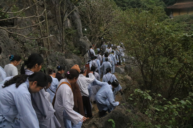 Nearly 600 Buddhists of Hoa Phuc pagoda travelling on the spring in the early year