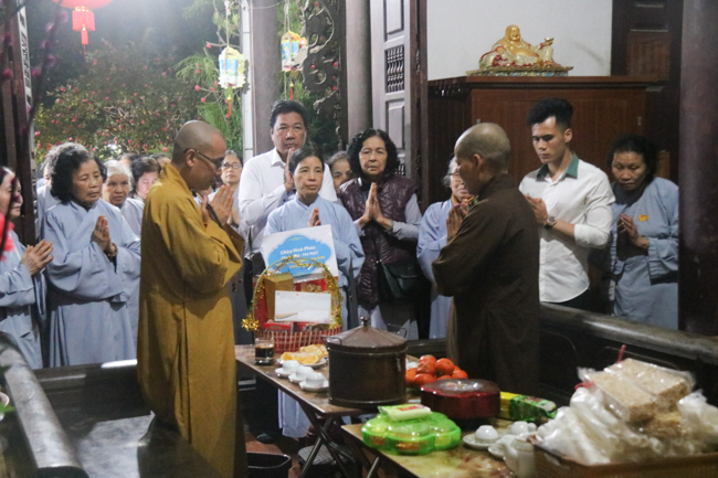 Nearly 600 Buddhists of Hoa Phuc pagoda travelling on the spring in the early year
