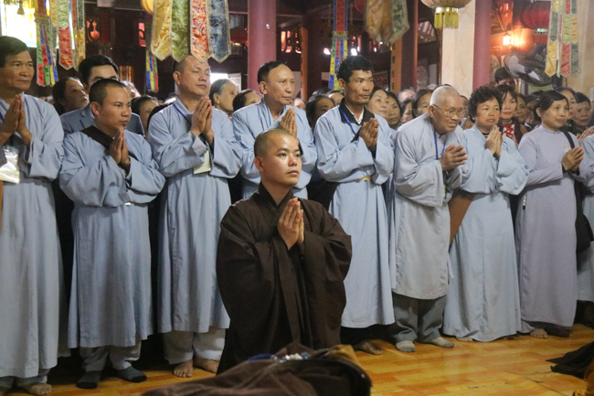 Nearly 600 Buddhists of Hoa Phuc pagoda travelling on the spring in the early year