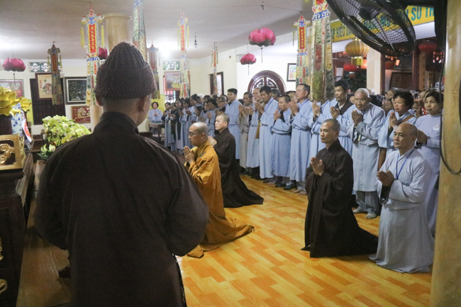 Nearly 600 Buddhists of Hoa Phuc pagoda travelling on the spring in the early year