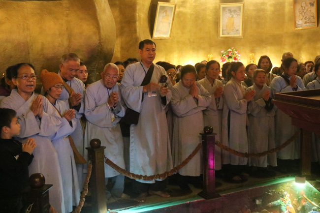 Nearly 600 Buddhists of Hoa Phuc pagoda travelling on the spring in the early year