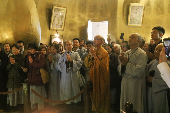 Nearly 600 Buddhists of Hoa Phuc pagoda travelling on the spring in the early year