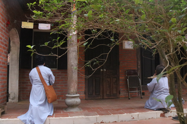 Nearly 600 Buddhists of Hoa Phuc pagoda travelling on the spring in the early year