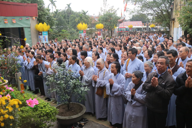 Nearly 600 Buddhists of Hoa Phuc pagoda travelling on the spring in the early year