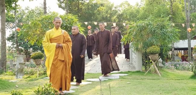 Dharma Protection Group and Buddhists wish Tet to Senior Venerable Thich Chan Tinh on the lunar ninth Day