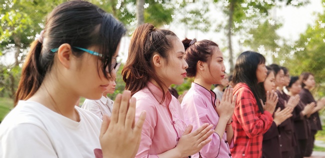Dharma Protection Group and Buddhists wish Tet to Senior Venerable Thich Chan Tinh on the lunar ninth Day
