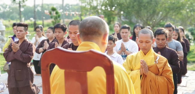 Dharma Protection Group and Buddhists wish Tet to Senior Venerable Thich Chan Tinh on the lunar ninth Day