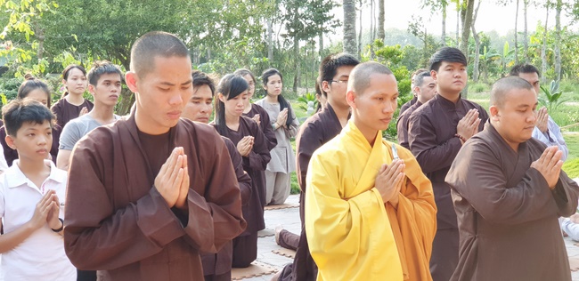 Dharma Protection Group and Buddhists wish Tet to Senior Venerable Thich Chan Tinh on the lunar ninth Day