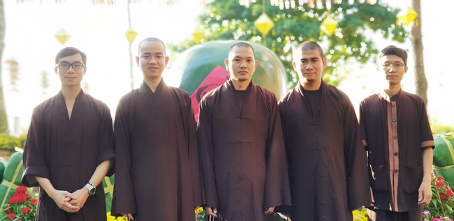 Dharma Protection Group and Buddhists wish Tet to Senior Venerable Thich Chan Tinh on the lunar ninth Day