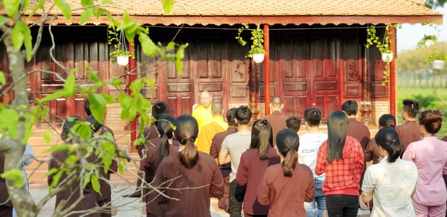 Dharma Protection Group and Buddhists wish Tet to Senior Venerable Thich Chan Tinh on the lunar ninth Day
