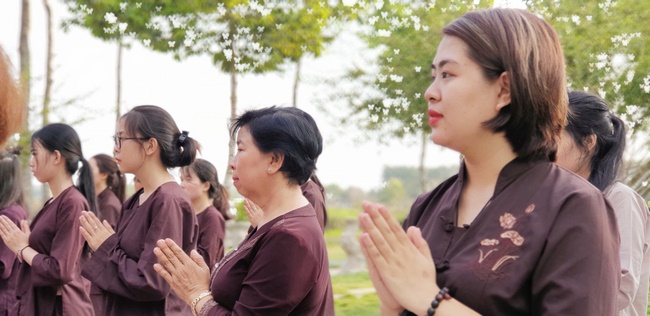 Dharma Protection Group and Buddhists wish Tet to Senior Venerable Thich Chan Tinh on the lunar ninth Day