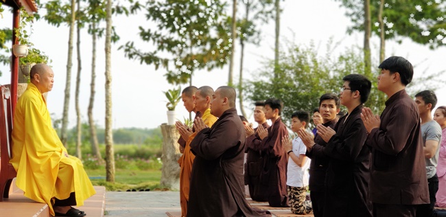 Dharma Protection Group and Buddhists wish Tet to Senior Venerable Thich Chan Tinh on the lunar ninth Day